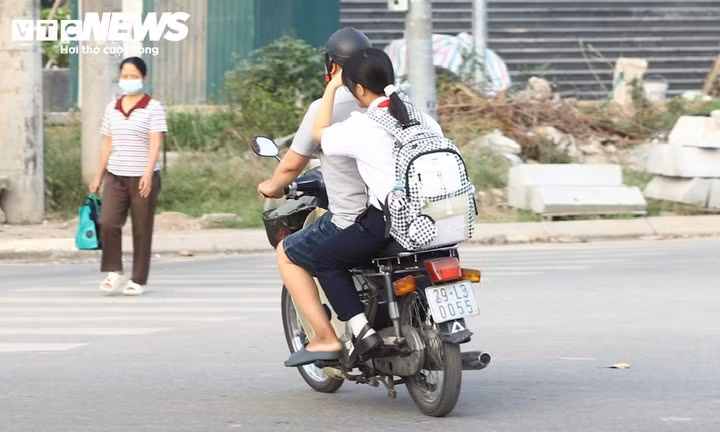 Lực lượng CSGT Hà Nội tăng cường kiểm tra, xử lý vi phạm giao thông tại các khu vực trường học, đồng thời phối hợp với nhà trường để chấn chỉnh ý thức tham giao giao thông của học sinh.