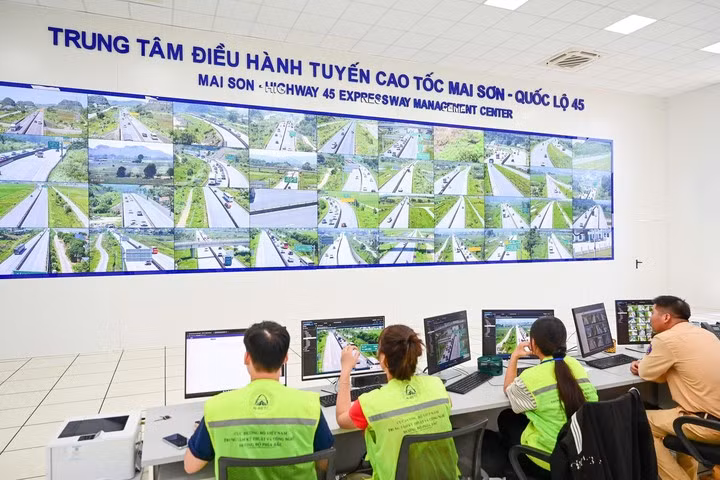 Bên trong trung tâm điều hành tuyến cao tốc Mai Sơn - Quốc lộ 45.