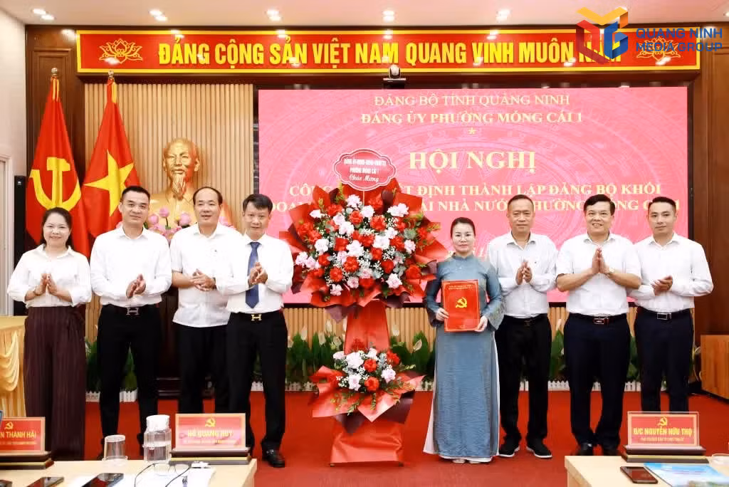 bqn_tr_2518121-lanh-dao-ban-to-chuc-tinh-uy-va-dang-uy-phuong-mong-cai-1-trao-quyet-dinh-tang-hoa-chuc-mung-dang-bo-khoi-doanh-nghiep-ngoai-nha-nuoc-phuong-mong-cai-11274112.jpg
