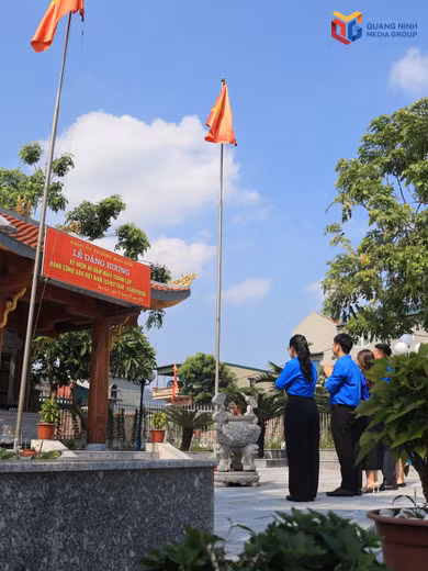 Đoàn viên thanh niên Công ty Than Mạo Khê dâng hương di tích Địa điểm thành lập Chi bộ Đảng đầu tiên.