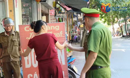 Các lực lượng phường Đông Triều nhắc nhở người dân không bày bán hàng hóa lấn chiếm vỉa hè, lề đường.