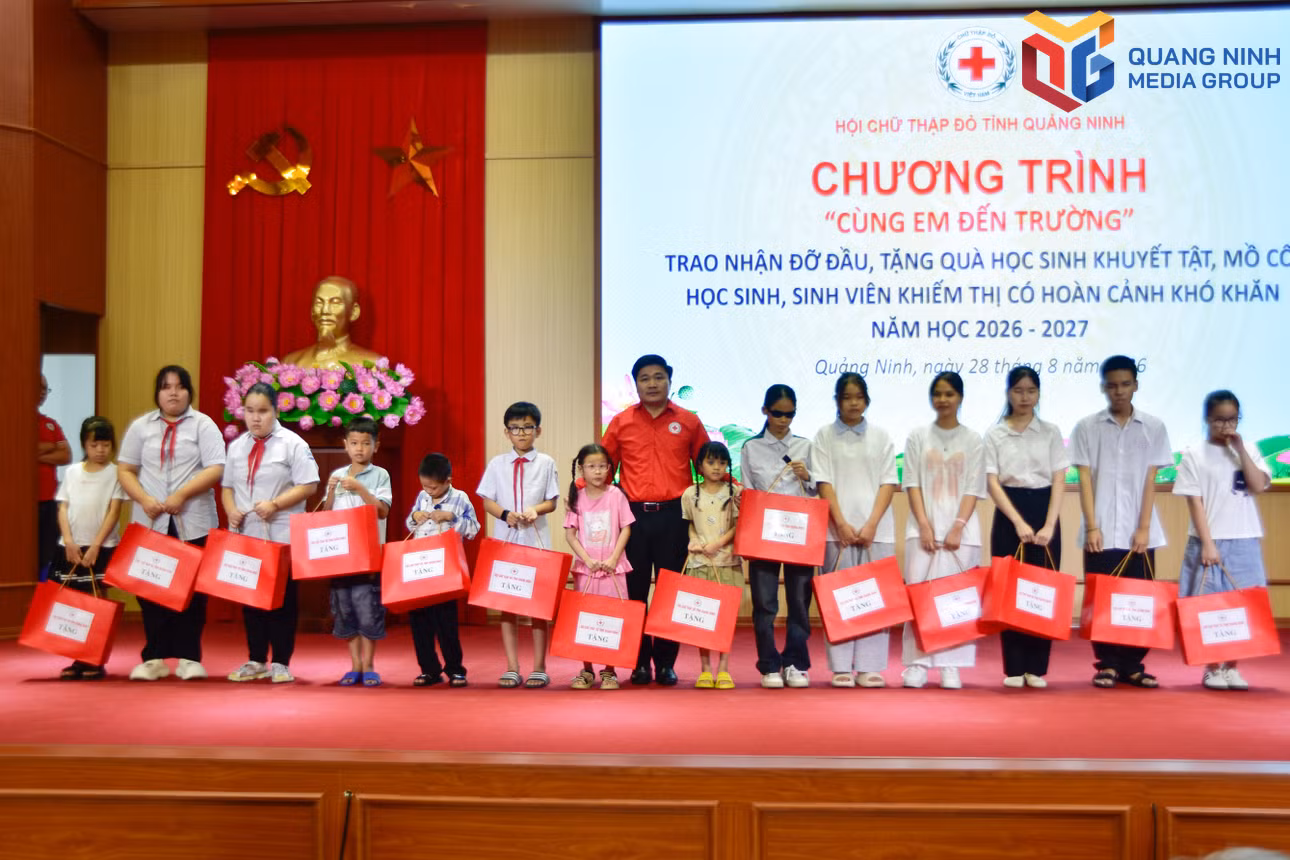 Hội Chữ thập đỏ Quảng Ninh trao tặng quà cho các em học sinh khiếm thị có hoàn cảnh khó khăn.