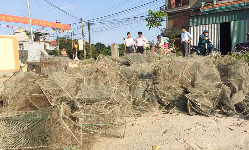 Tiêu hủy 80 lồng bát quái khai thác hải sản trái phép
