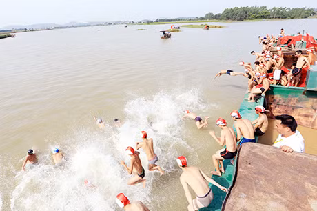 Ngày hội vui, khoẻ trên dòng sông Cầm
