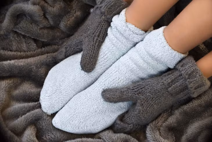 Áo khoác, mũ, găng tay, khăn quàng cổ, tất chân là những thứ bắt buộc mà người bị viêm khớp dạng thấp cần trang bị trong mùa lạnh (Ảnh: Internet)