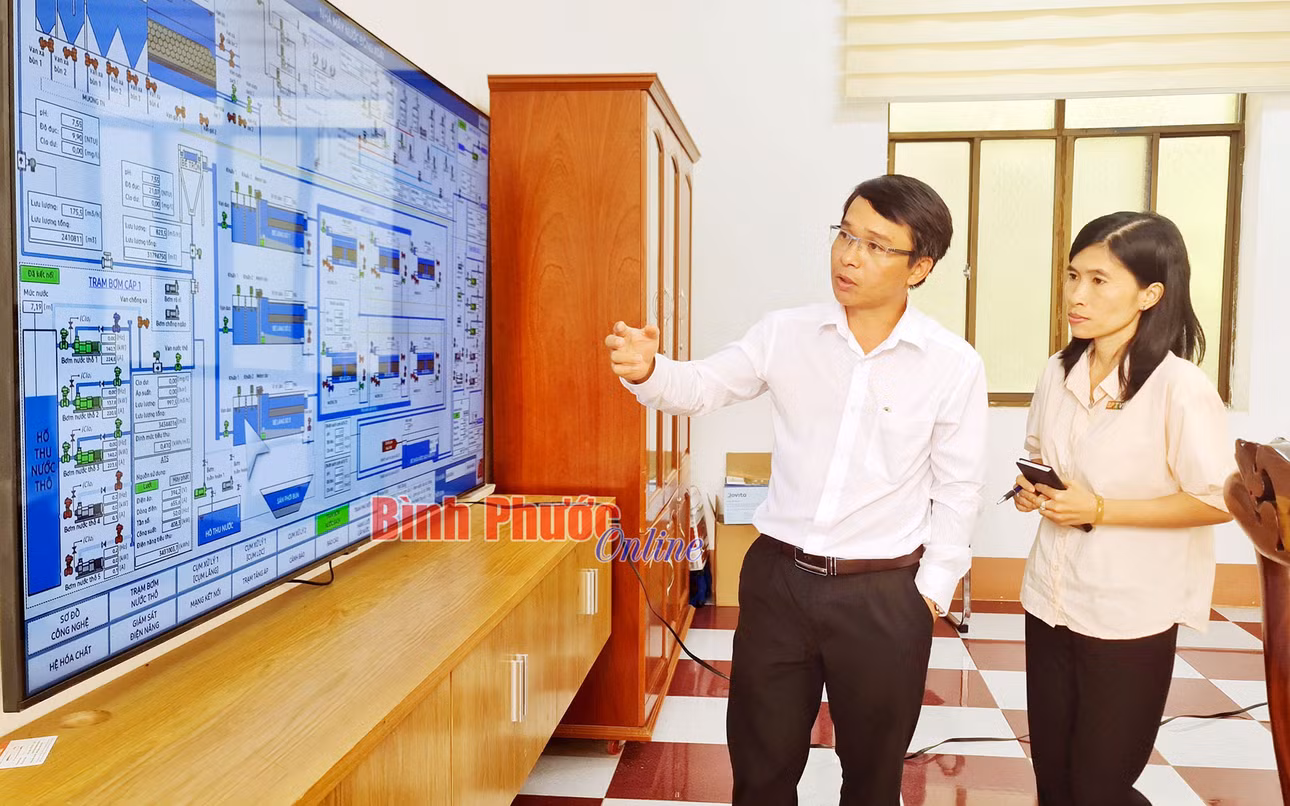 Công ty cổ phần Cấp thoát nước Bình Phước là đơn vị tiên phong trong chuyển đổi số của tỉnh. Trong ảnh: Ông Huỳnh Văn Lâm, Tổng giám đốc công ty trao đổi với phóng viên về những lợi ích mà hệ thống quản lý GIS mang lại - Ảnh: Như Nam