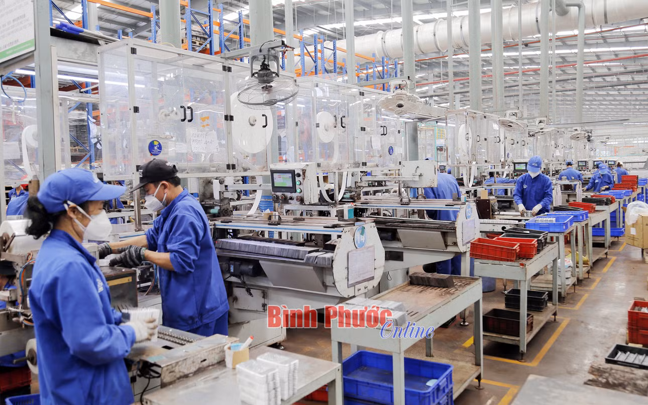 Chuyển đổi số là xu hướng phát triển tất yếu, mang lại nhiều cơ hội, tác động mạnh mẽ đến doanh nghiệp. Trong ảnh: Công nhân Công ty TNHH LEOCH BATTERY (Việt Nam), Khu công nghiệp Becamex - Bình Phước, huyện Chơn Thành trong giờ làm việc - Ảnh: Trương Hiện