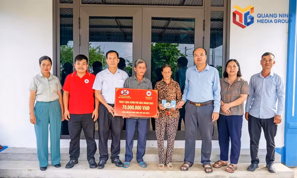 Ủy ban MTTQ xã Quảng Hà phối hợp với Hội Chữ thập đỏ xã tổ chức trao tặng nhà nhân đạo cho gia đình ông Dương Văn Vượng (khu phố Quảng Minh).