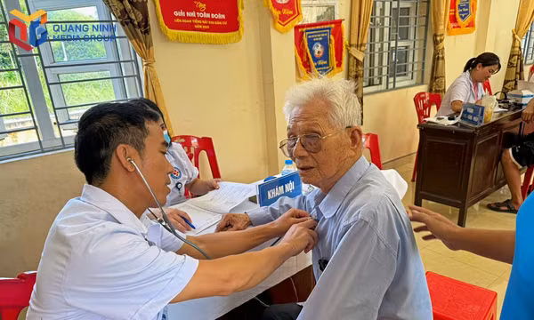 Bà con DTTS xã Hoành Mô khám sức khỏe tại Trạm Y tế xã Hoành Mô.