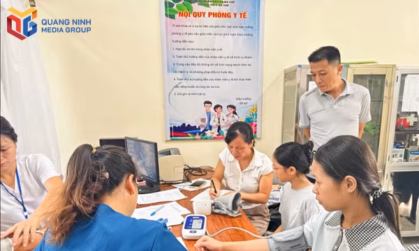 Đo chiều cao cho trẻ tại Trạm Y tế xã Quảng Hà