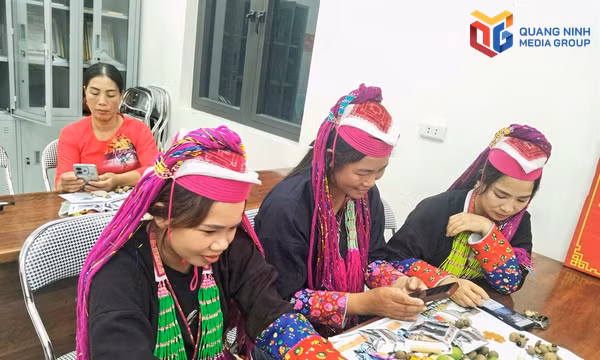 Cán bộ Hội LHPN phường Phong Cốc tuyên truyền về các ứng dụng số cho người dân trên địa bàn.