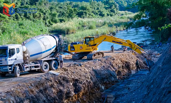Dự án đầu tư xây dựng tuyến kè chống sạt lở suối khu phố Bắc Sơn 1 (phường Vàng Danh) đang được gấp rút thi công, đảm bảo đúng tiến độ.