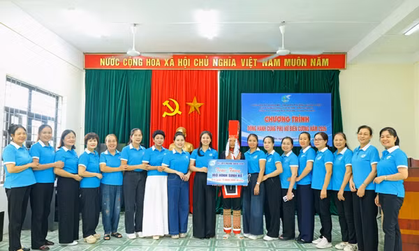 Trao mô hình sinh kế cho phụ nữ DTTS tại xã Hoành Mô.