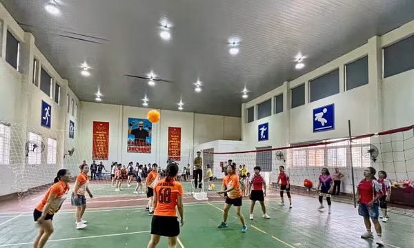 Hội LHPN xã Quảng La tổ chức giải bóng chuyền hơi nữ chào mừng ngày 20/10
