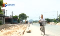 Các phương tiện vận tải có trọng tải lớn chạy liên tục, bụi mù mịt tiềm ẩn nguy cơ mất ATGT cao.