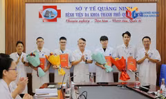 Ban Giám đốc Bệnh viện Đa khoa thành phố Quảng Ninh trao Quyết định tiếp nhận các bác sĩ nội trú trẻ vào làm việc tại bệnh viện.
