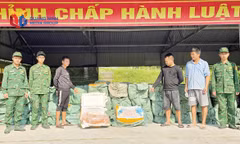Đối tượng cùng tang vật bị BĐBP bắt giữ.