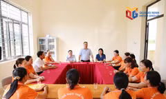 Đồng chí Triệu Văn Sáng, Bí thư Chi bộ, Trưởng thôn Đông Thành, xã Quảng Tân, chủ trì họp với chi hội phụ nữ thôn về việc duy trì mô hình đường hoa.