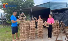 Cán bộ HND xã Đông Ngũ đến thăm mô hình làm ghế mây của hội viên.