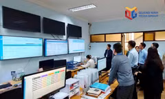 Lãnh đạo thành phố kiểm tra hoạt động giám sát các chỉ số môi trường theo thời gian thực tại Trung tâm Quan trắc tài nguyên và môi trường (Sở NN&MT) - Ảnh: Song Hà.