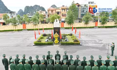 Đại tá Nguyễn Quang Hòa, Chỉ huy trưởng Ban Chỉ huy BĐBP tỉnh chỉnh hoa tại buổi lễ.