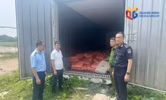Lực lượng chức năng kiểm tra kho hàng chứa trên 3.300 kg chân gà đông lạnh không rõ nguồn gốc.