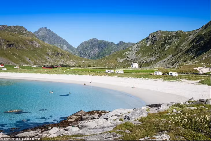 Hãy nhìn bãi biển Eggum. Dải cát của quần đảo Lofoten này đẹp như một "lát cắt của thiên đường" và ít du khách.