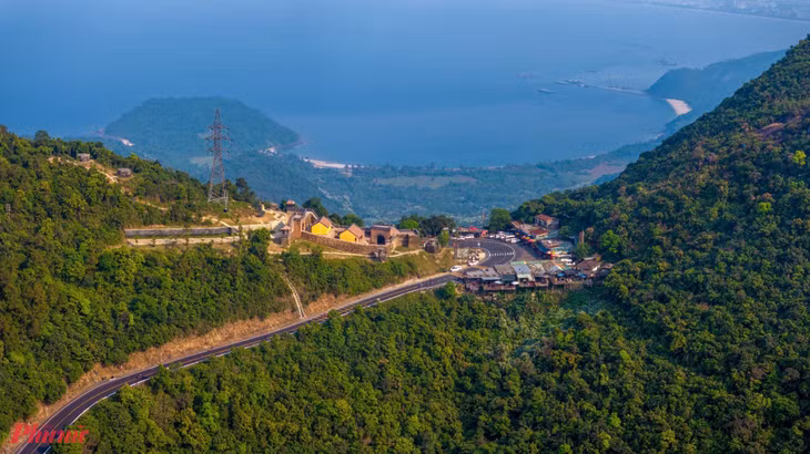 Từ Hải Vân Quan nhìn về biển Lăng Cô, huyện Phú Lộc (Thừa Thiên Huế)