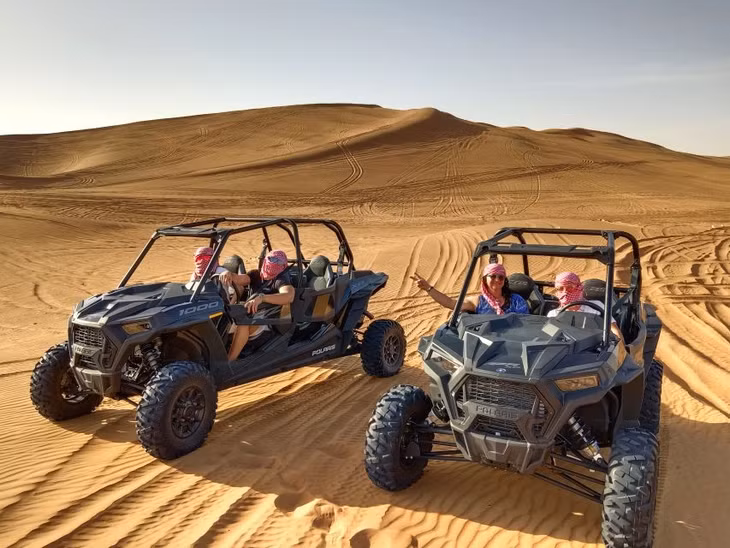 Trong chuyến phiêu lưu khám phá hoang mạc và những đồi cát đỏ tuyệt đẹp của Dubai. Bạn sẽ được trải nghiệm các hoạt động cảm giác mạnh như trượt cát, khám phá những cồn cát trên xe địa hình và cưỡi lạc đà. Ngoài ra, một hoạt động hấp dẫn chính là các chương trình giải trí và bữa tối BBQ trong khu cắm trại hướng ra biển cát để đón hoàng hôn trên sa mạc.