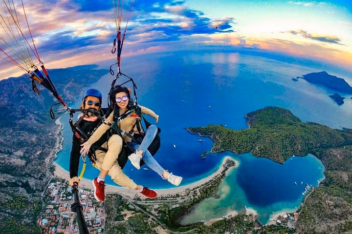 Khác với hoạt động nhảy dù tự do, trong chuyến phiêu lưu dù lượn đôi tại Fethiye, Thổ Nhĩ Kỳ, bạn sẽ được chiêm ngưỡng những khung cảnh ngoạn mục và đường bờ biển của Thổ Nhĩ Kỳ từ góc nhìn từ trên cao. Khung cảnh trên chắc chắn sẽ không làm bạn thất vọng.