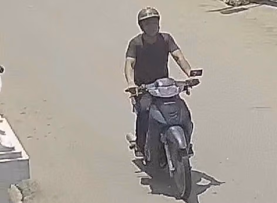 Hình ảnh ban đầu cho thấy nghi phạm liên quan mặc áo phông màu xám đi xe máy Wave Alpha. Ảnh: Công an cung cấp
