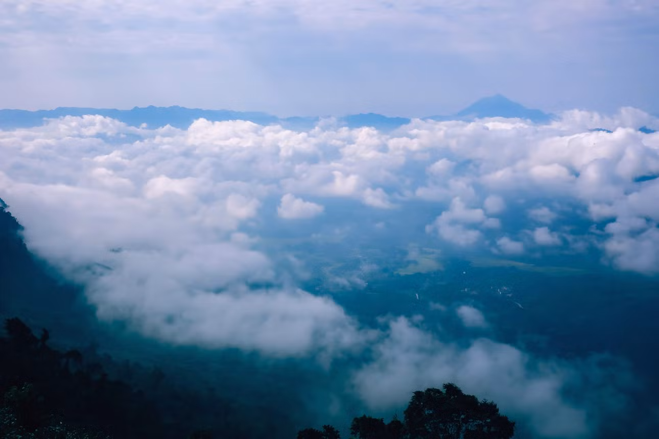 “Vì tính chất công việc nên mình có những chuyến đi lên Pà Cò và trong lịch trình sẽ có điểm đến săn mây tại Hang Kia. Mặc dù so với những địa điểm săn mây khác, Hang Kia ít được chú ý hơn nhưng vẫn là một trong những điểm săn mây thú vị và đáng trải nghiệm”, anh Tú cho biết. Ảnh: NVCC