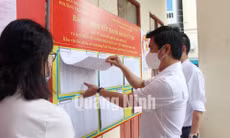 Chủ tịch UBND tỉnh Nguyễn Tường Văn kiểm tra công tác bầu cử tại TP Móng Cái, tháng 5-2021