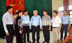 Bộ trưởng, Chủ nhiệm Ủy ban Dân tộc Đỗ Văn Chiến thăm và tặng quà đồng bào dân tộc xã Hà Lâu, tháng 8-2017