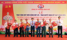 Đảng ủy phường Mạo Khê trao Huy hiệu Đảng và Quyết định kết nạp đảng viên dịp 2/9, tháng 8-2025
