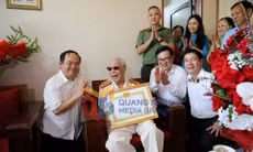 Bí thư Tỉnh ủy Quản Minh Cường trao Huy hiệu 80 năm tuổi Đảng cho đảng viên Vũ Đức Kính (phường Hạ Long), tháng 5-2026