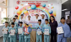 Phó Bí thư Thường trực Tỉnh ủy Trịnh Thị Minh Thanh thăm, tặng quà bệnh nhi tại Bệnh viện Việt Nam - Thụy Điển Uông Bí, tháng 6-2026