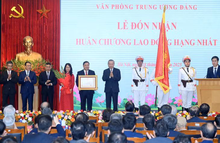 Tổng Bí thư Tô Lâm trao Huân chương Lao động hạng Nhất tặng Văn phòng Trung ương Đảng. (Ảnh ĐĂNG KHOA)