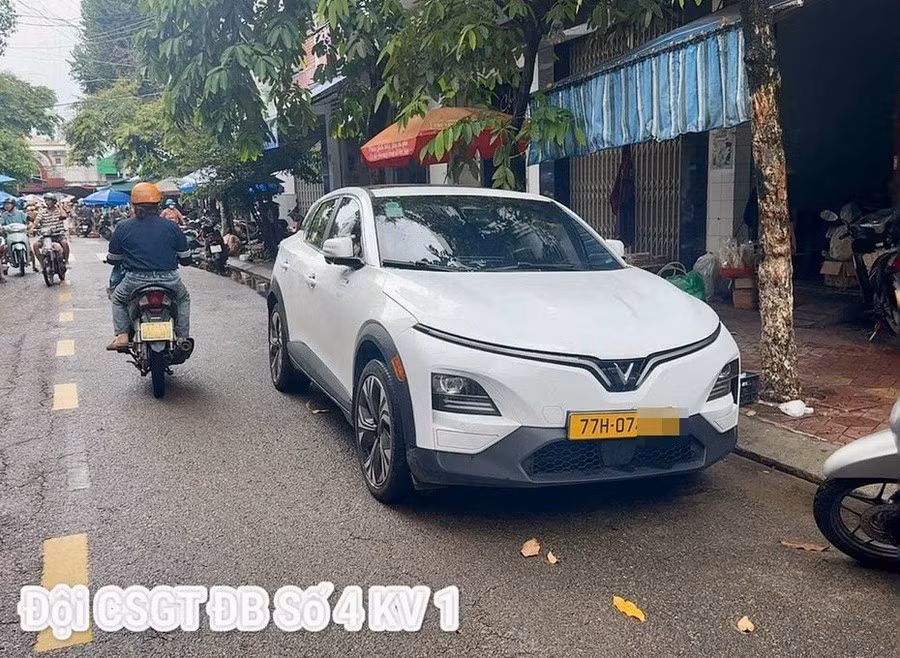 Ô tô đỗ ngược chiều trên đường Nguyễn Hữu Thọ (phường Quy Nhơn). Ảnh: Nguyễn Hải