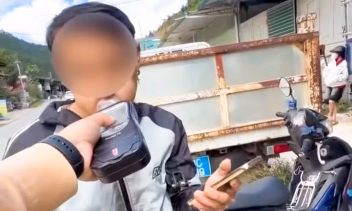 Tài xế T. “phồng mồm” thổi nồng độ cồn nhưng thực chất là nín thở để qua mặt cảnh sát. (Ảnh: Đội CSGT đường bộ số 4, Phòng CSGT Công an tỉnh Lào Cai)