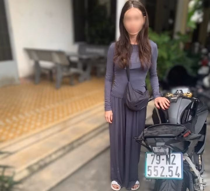 Nữ du khách Nga cùng chiếc xe của mình.
