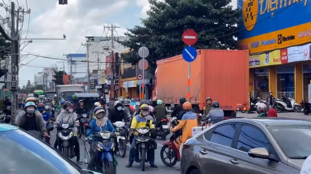 Ảnh hưởng từ vụ tai nạn khiến giao thông qua khu vực ùn ứ. Ảnh: HT