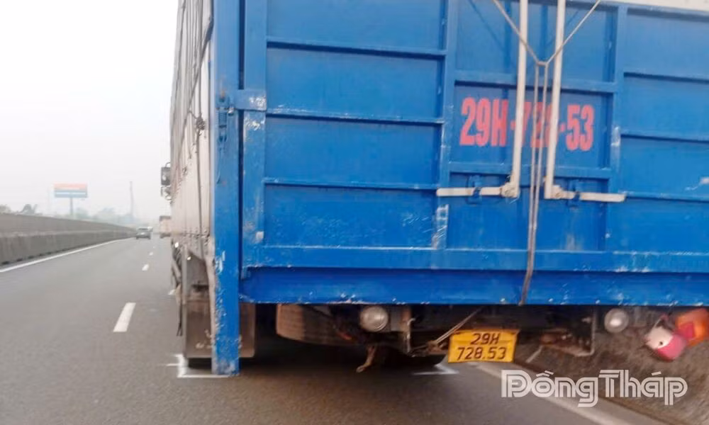 Xe tải và xe cấp cứu va chạm khiến 4 người bị thương.