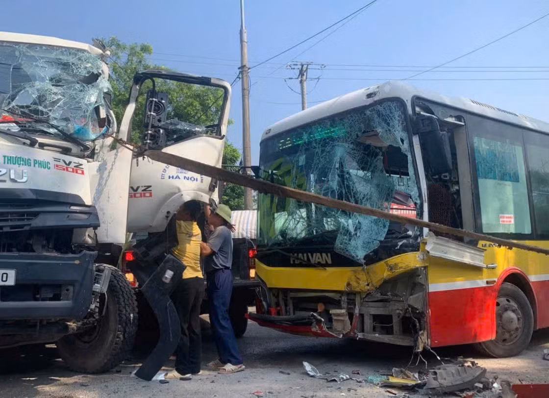 Nhiều người tham gia cứu hộ lái xe. Ảnh: Đức Tuấn