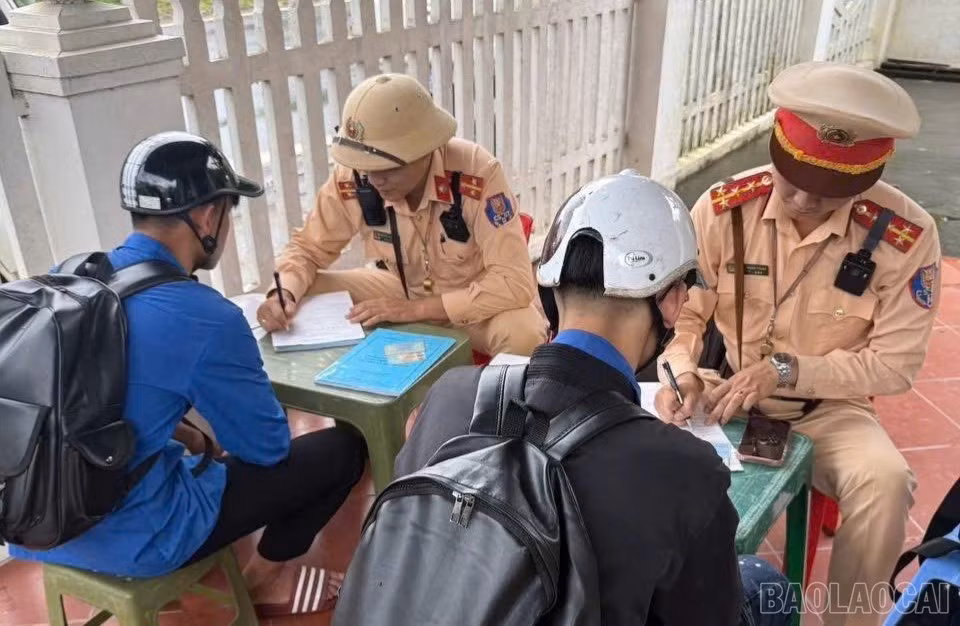 Lực lượng cảnh sát giao thông lập biên bản xử lý trường hợp vi phạm.