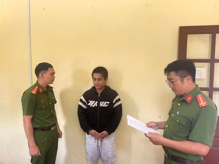 Tống đạt quyết định khởi tố bị can đối với A Drôss. (Ảnh: C.A)