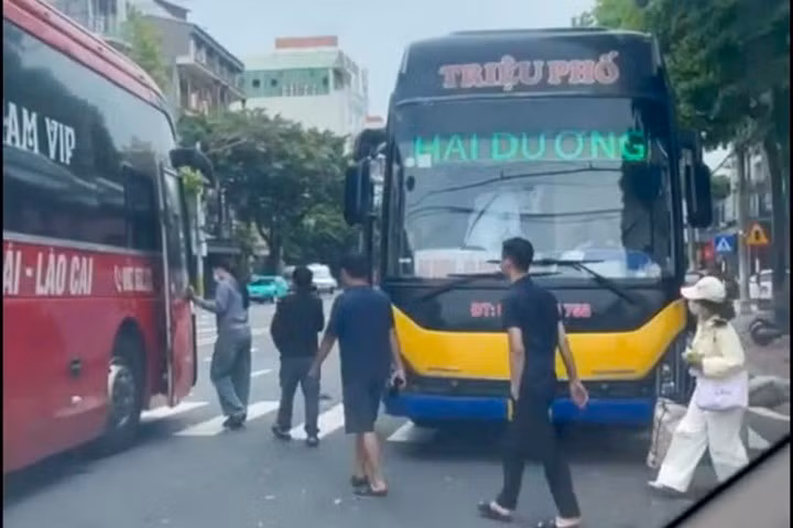 Xe khách dừng, đỗ ngược chiều và đón, trả khách không đúng quy định. (Ảnh: Công an tỉnh Lào Cai)
