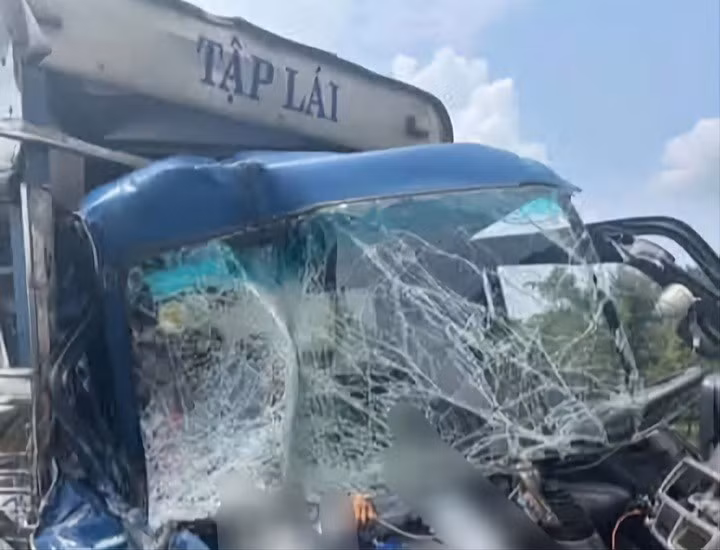 Đầu xe tập lái bị vỡ nát.