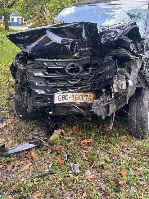 Chiếc ô tô hư hỏng nặng sau tai nạn.
