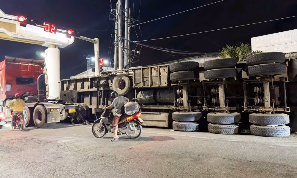 Xe lật nằm chắn 1 phần đường.